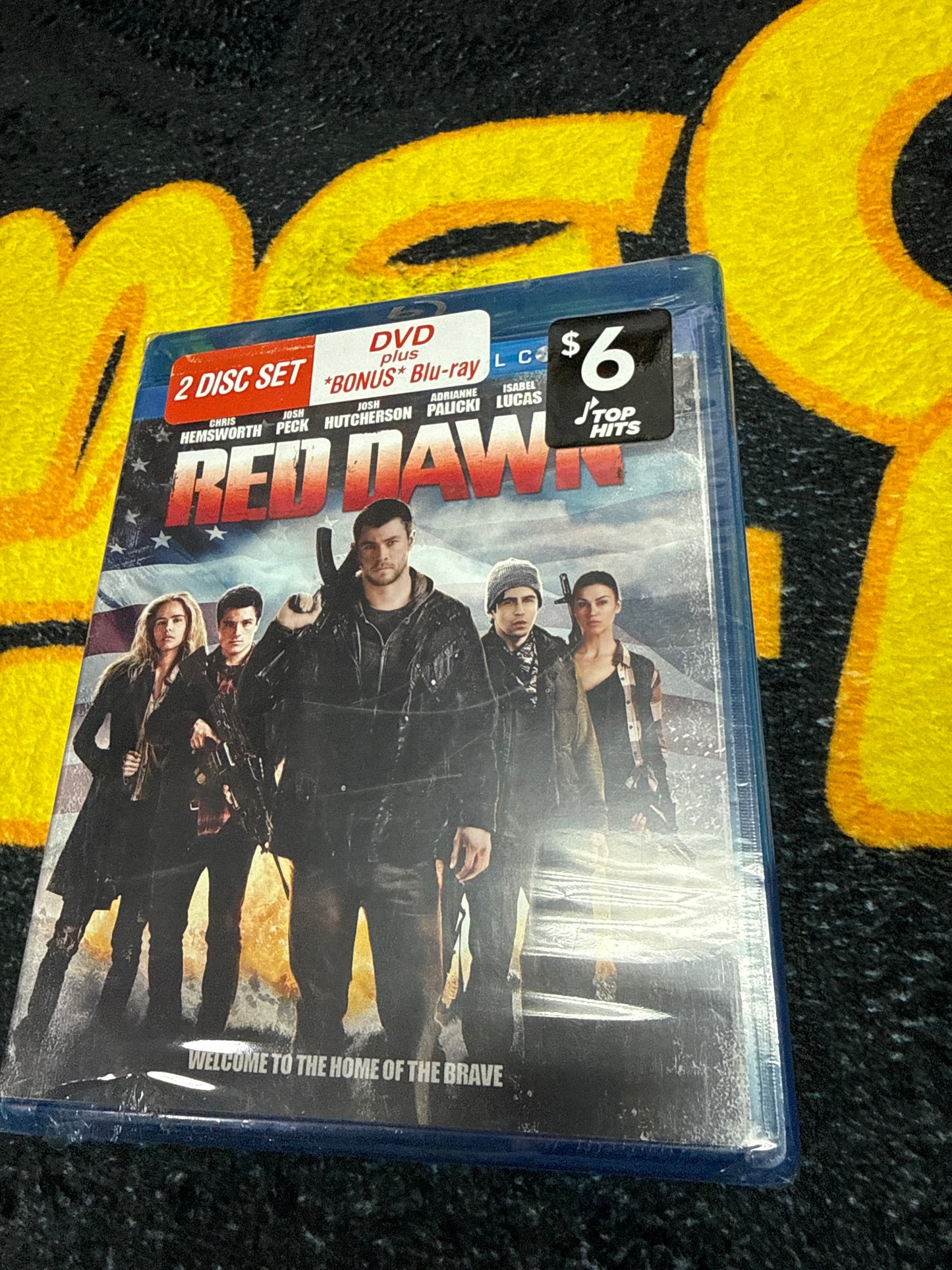 Red Dawn (Hemsworth) Blu Ray + DVD (New)