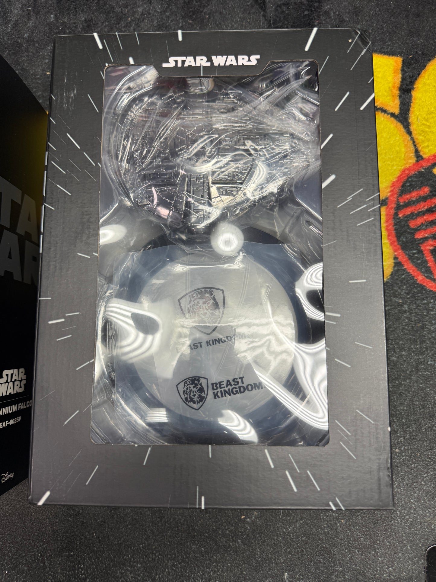 Millenium Falcon EAF-003SP Beast Kingdom Floating + Lights (New)