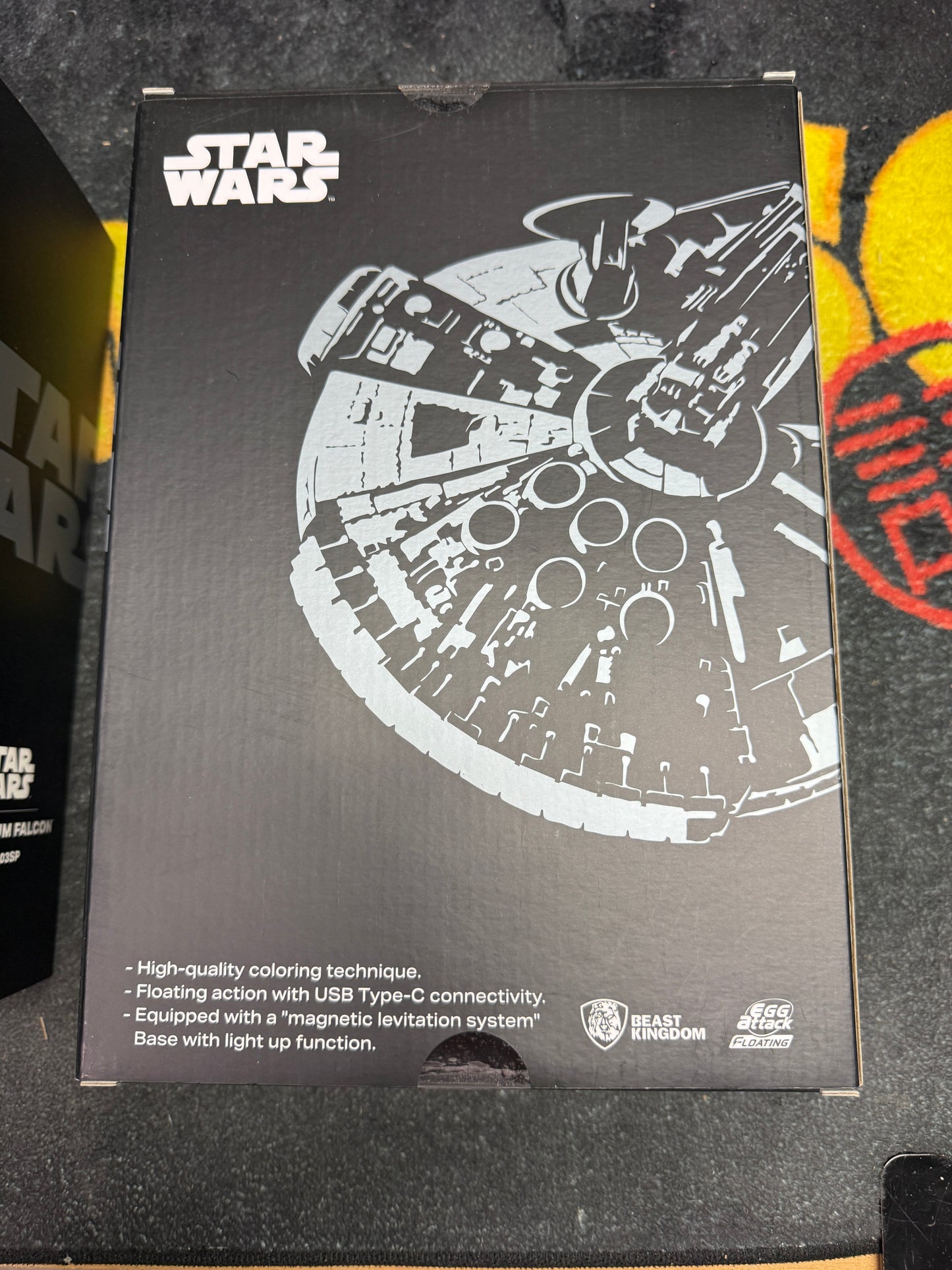 Millenium Falcon EAF-003SP Beast Kingdom Floating + Lights (New)